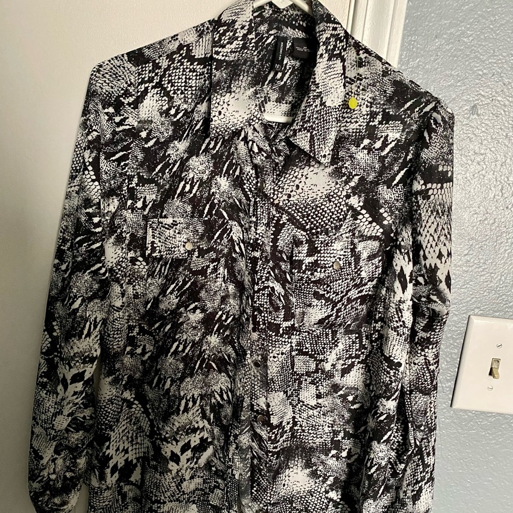 New Directions brand women’s long sleeve blouse. Size medium